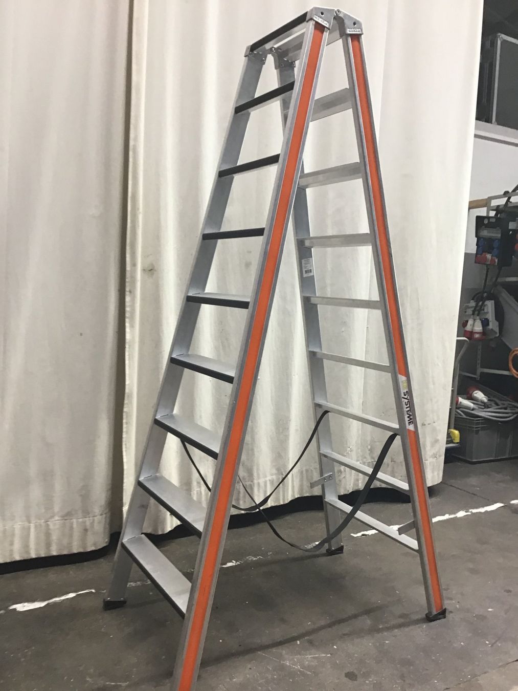 Leitern: Bockleiter HB Systeme Typ 208 mit Kantenpolster 2x9 Tritt – Gebraucht aus Leuggern von stagem 1