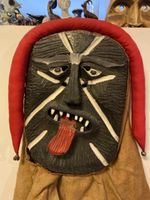 Lälli Maske Sursee Holz geschnitzt rot schwarz mit Jutesack