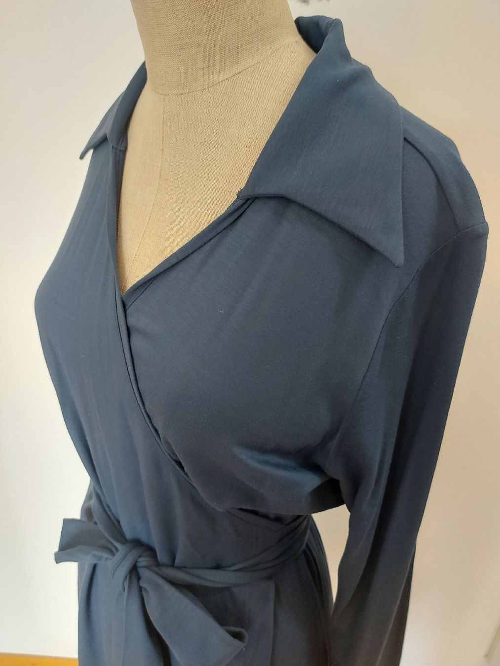 Vestiti: Kleid, Wickelkleid, grau/blau, Gr. L – Usato da Oberengstringen venduto da PaolaDe 4