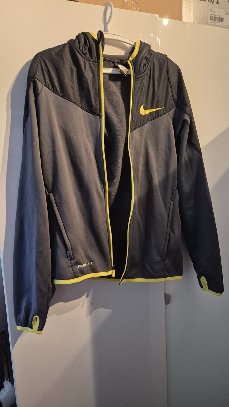 Nike Giacche: Nike Jacke mit Reissverschluss – Usato da Regensdorf venduto da fjuzl