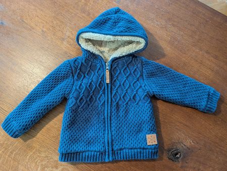 Flauschige Strickjacke Babyjacke mit Kapuze, Grösse 80