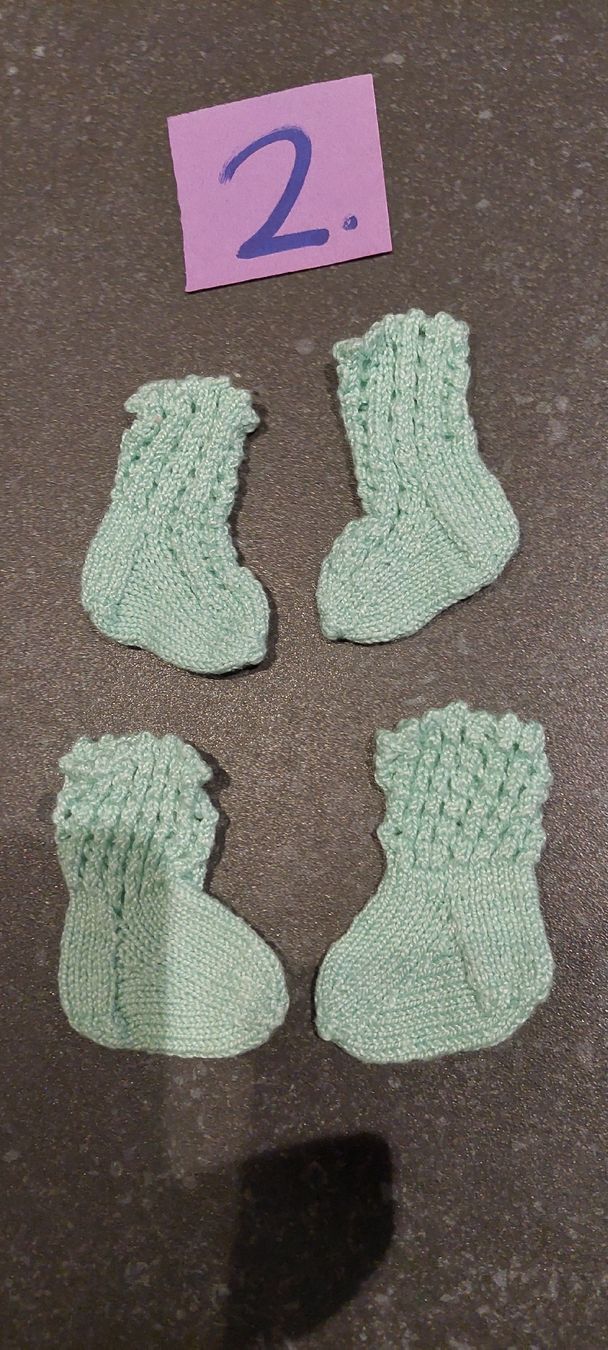 Bambole: 2 handgestrickte Puppensocken lindengrün neu – Nuovo (secondo la descrizione) da Muri AG venduto da nindo1