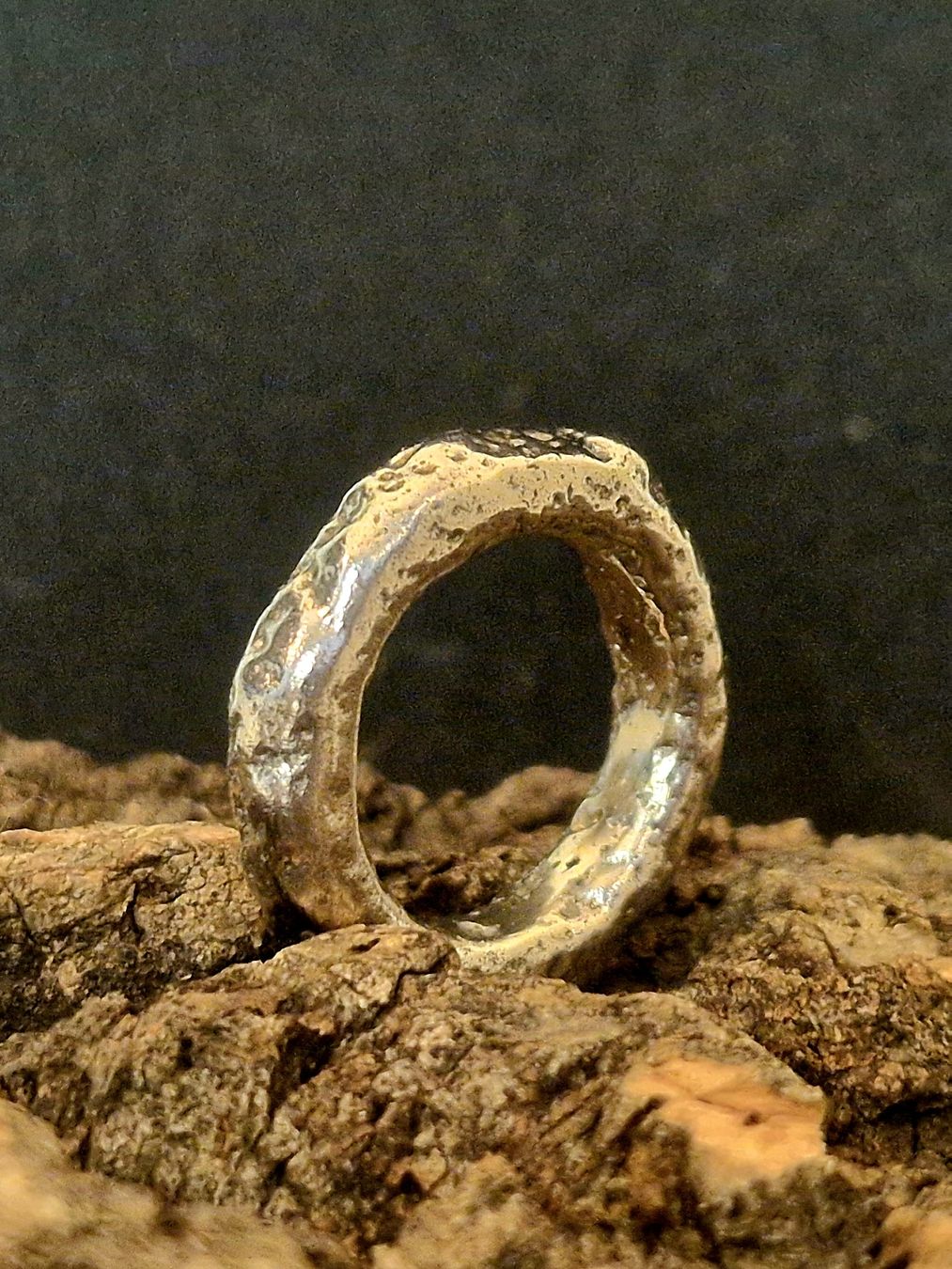 Anelli: Bronzering, Rudimentärstyle, Ringgrösse 54. – Nuovo e nell'imballaggio originale da Aarau venduto da Schmuckhoehle_MD 7