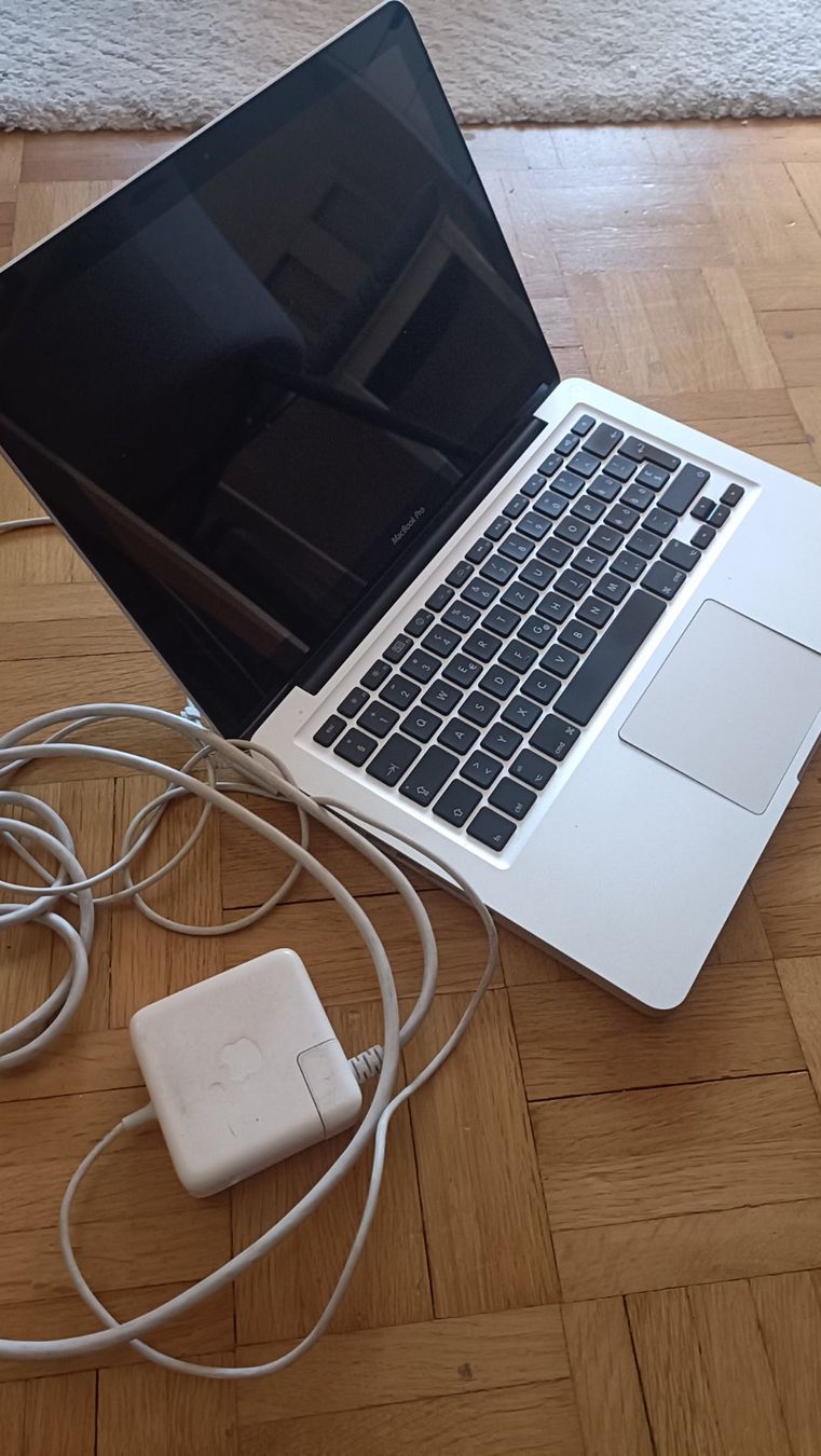 Apple Portables: Apple MacBook Pro, defekt, mit Ladegerät – Défectueux à Zürich par Ursli33 1