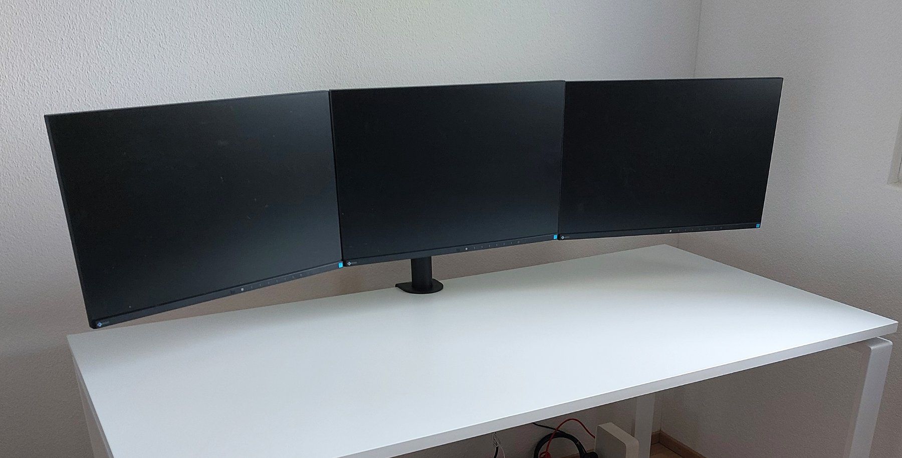 Eizo Monitor: 3x Eizo LA2455 plus Tischhalterung – Usato da Buchrain venduto da Roenen