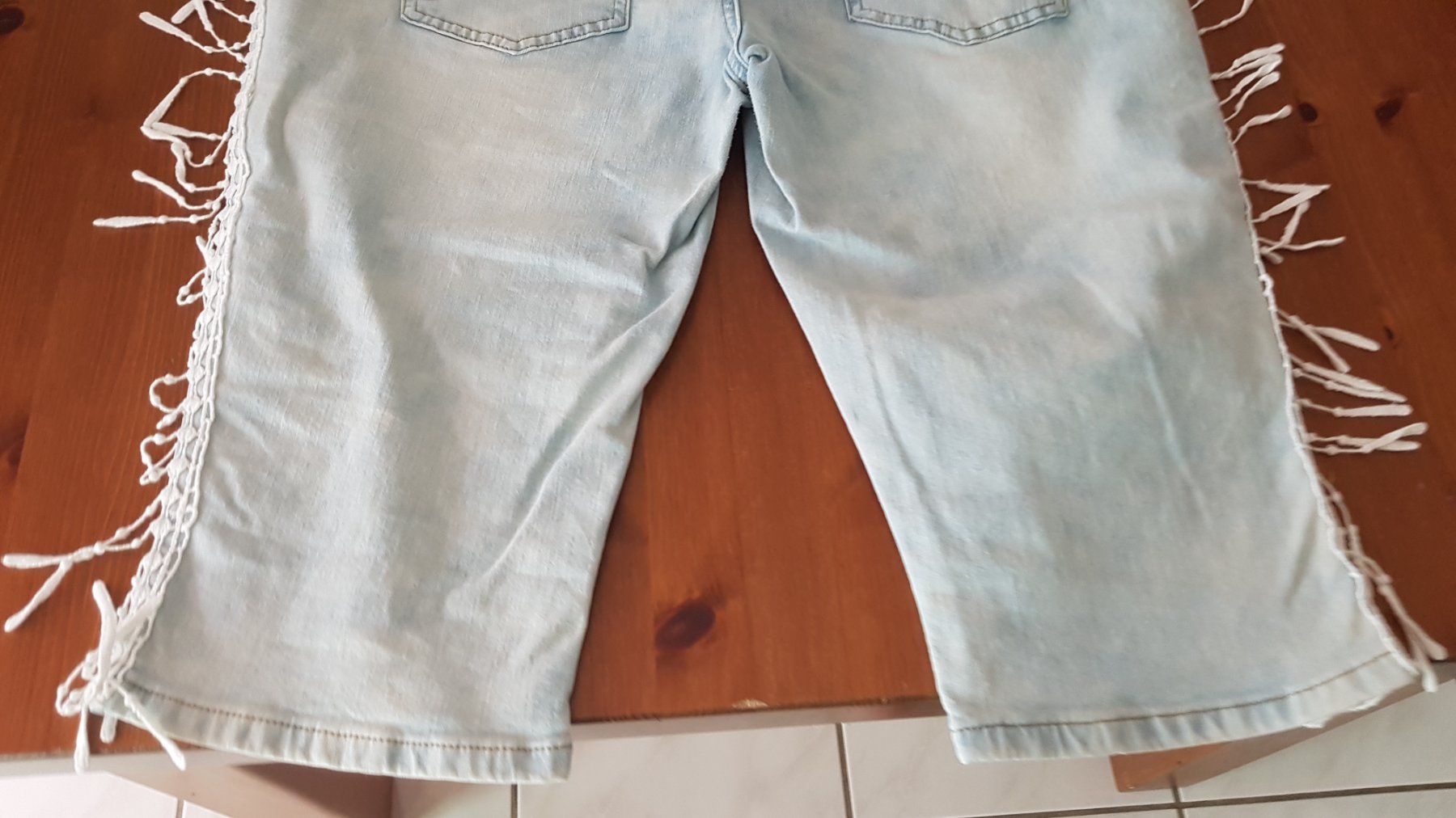 Jeans: Capri Jeans mit Fransen, Gr. 46 – D'occasion à Samstagern par Bladetigi 1