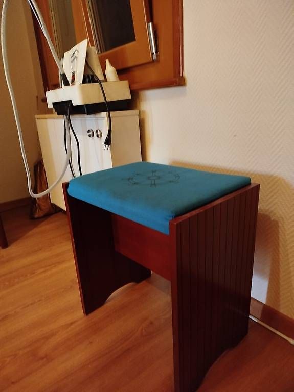 Sgabelli: Tabouret d'un ensemble de chambre à coucher – Usato da Champlan venduto da rac_n8q9 1