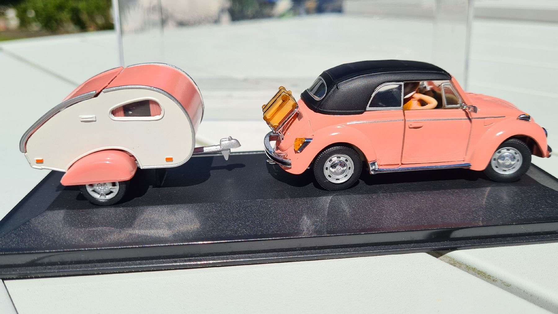 Volkswagen Modellini d'auto: VW Beetle / Käfer Cabriolet mit Wohnwagen 1:43 – Usato da Emmenbrücke venduto da Eichhoefli 2