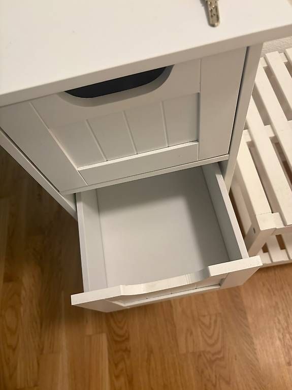 Armoires: Schrank  – D'occasion à Ostermundigen par dom_q2z7 1