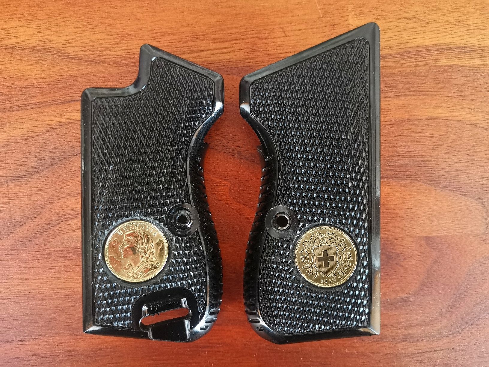 Sig Sauer Tiro a segno: Griffschalen SIG P210 /P49 mit Goldvreneli Replica Einlage – Usato da Luzern venduto da muelan01 4