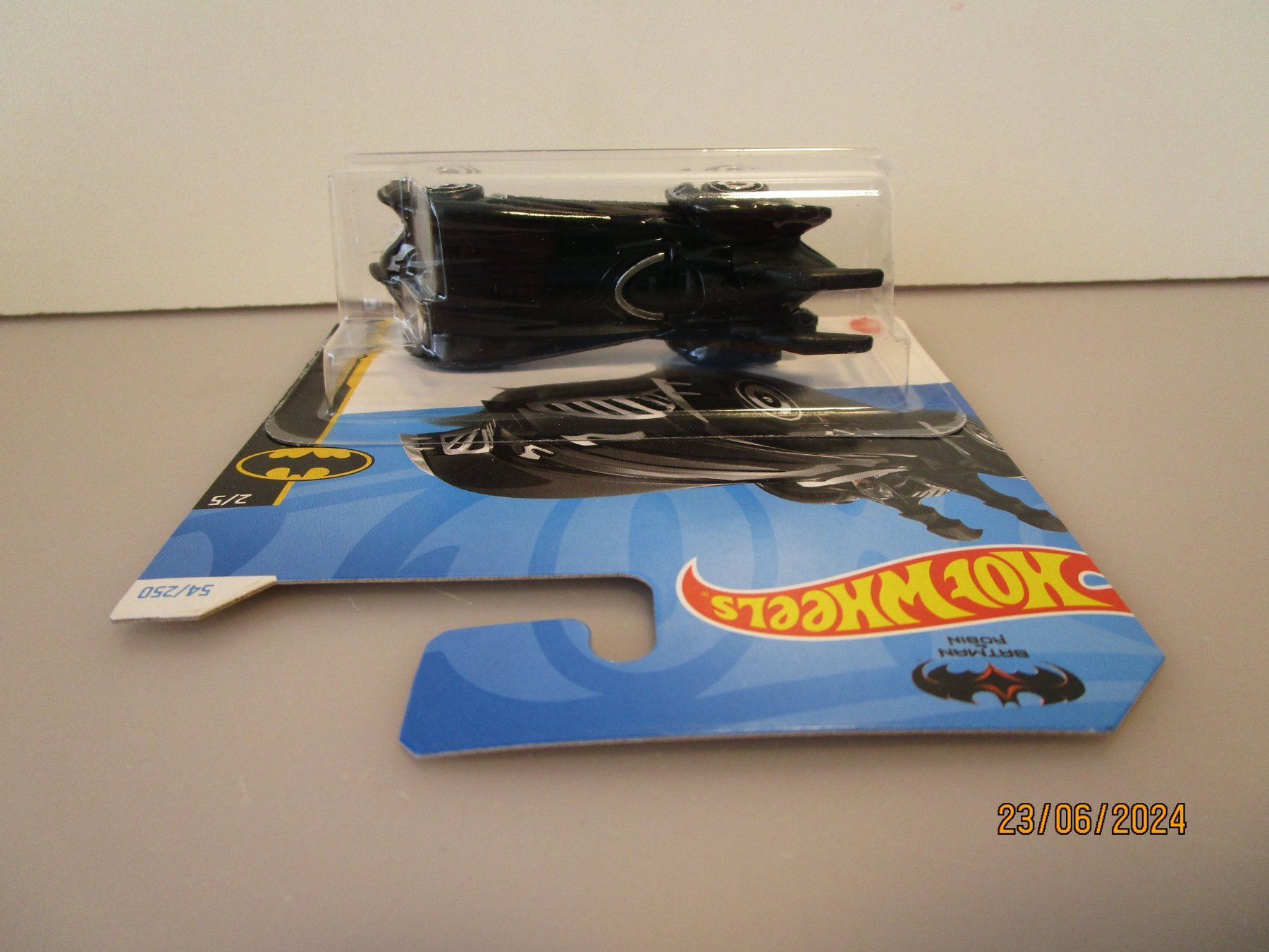 Hot Wheels Modellautos: HOT WHEELS BATMAN & ROBIN BATMOBILE - HRY54 – Neu und originalverpackt aus Chêne-Bourg von breno56 3