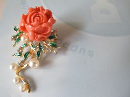 wunderschöne elegante Brosche mit Perlen und Kristallen..