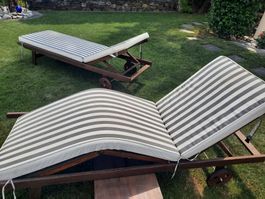 2 Liegestühle Holz mit Auflagen guter Zustand