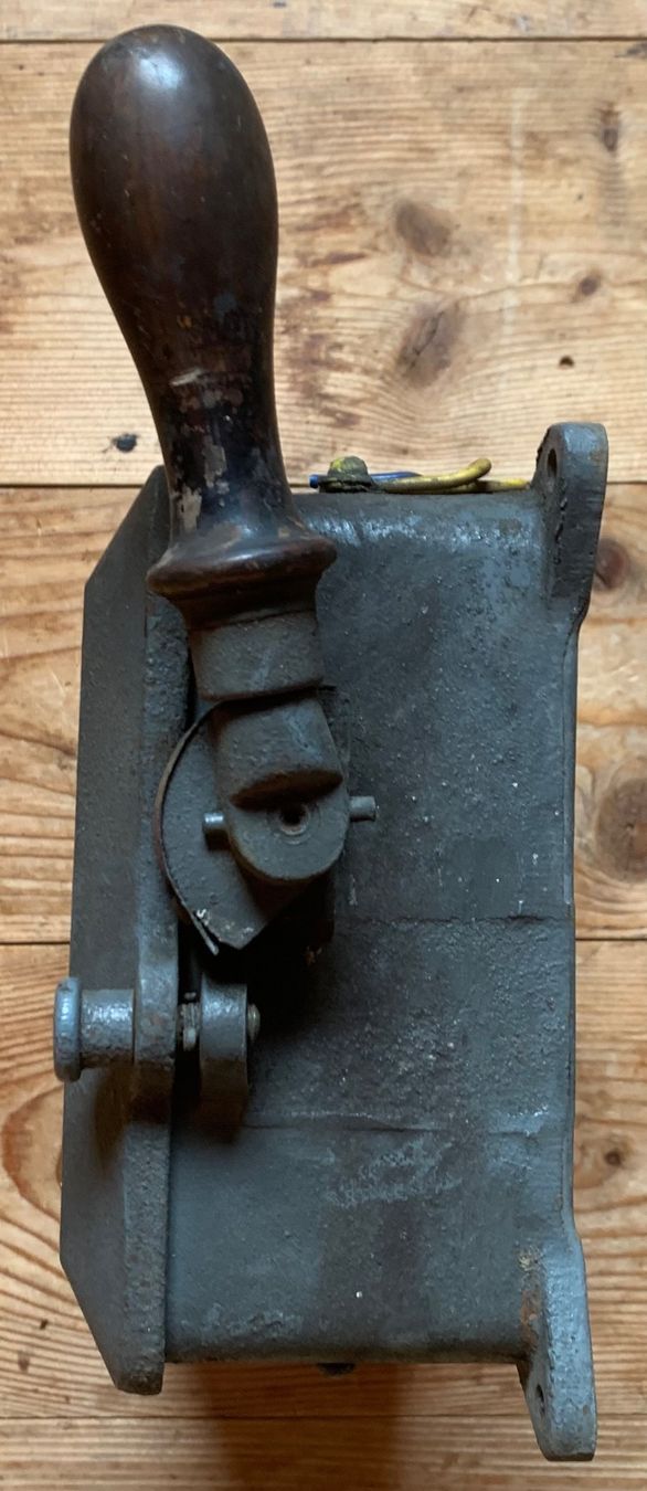 Alimentazione elettrica: Schaltkasten aus Bunker der CH Armee – Usato da Goldingen venduto da Bergler012 3