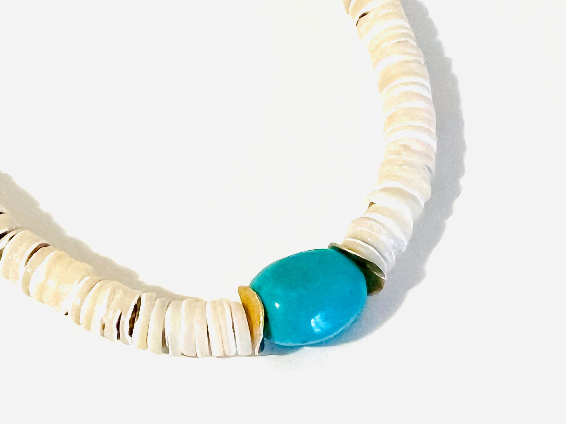 Colliers: Turquoise & Pukka Shell Necklace - Gold Plated Silver – Neuf avec emballage d'origine à Rüschlikon par ThereseJewelryDesign