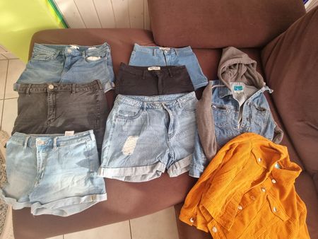 Sommer-Mix: 8 Shorts, Jeansjacke & Hemd, Gr. 38/S
