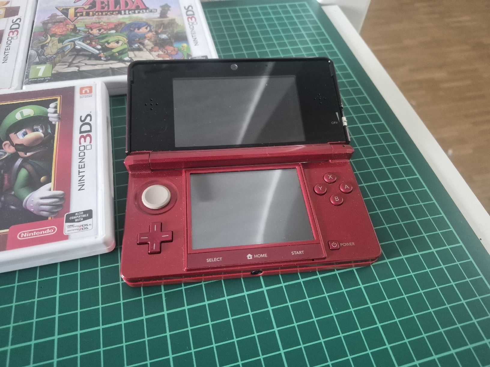 Nintendo Console: Red Nintendo 3DS red Bundle - Zelda, Mario & Accessory! – Usato da Meyrin venduto da Retro-GZ 3