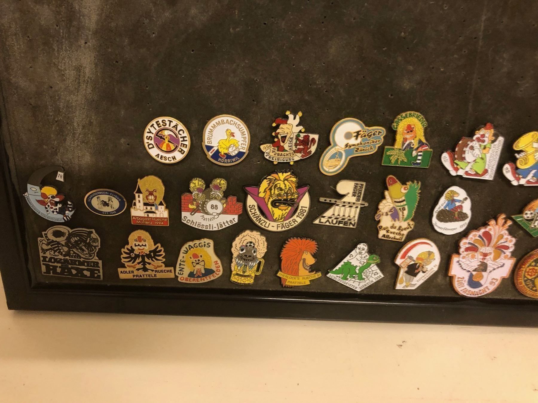 Spille & Fermagli: PIN-Sammlung Baslerfasnacht – Usato da Muttenz venduto da Gucci2005 9