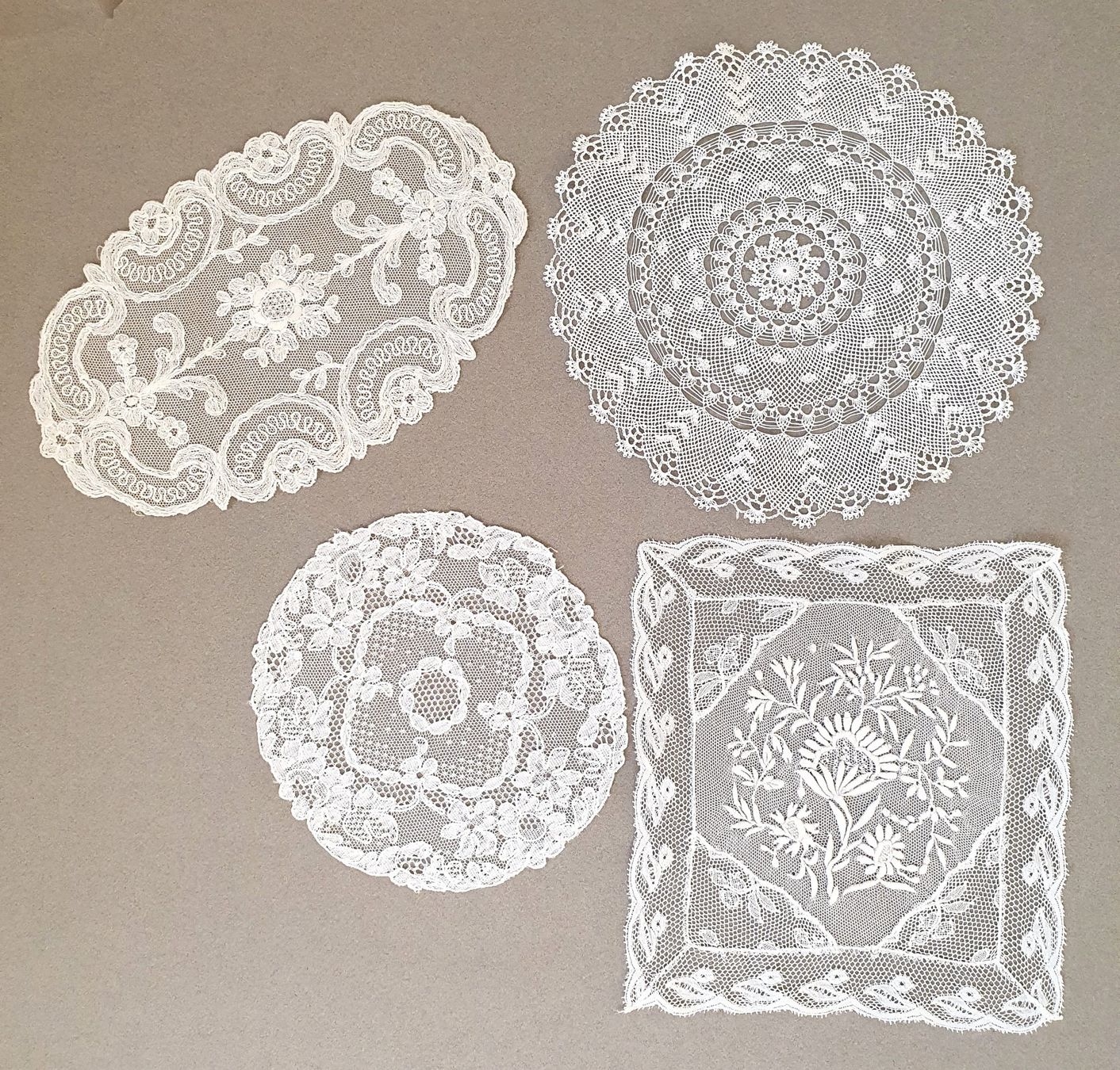 Altra biancheria da tavola: 4 anciens napperons en dentelle – Usato da Lausanne venduto da venise001