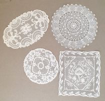 4 anciens napperons en dentelle