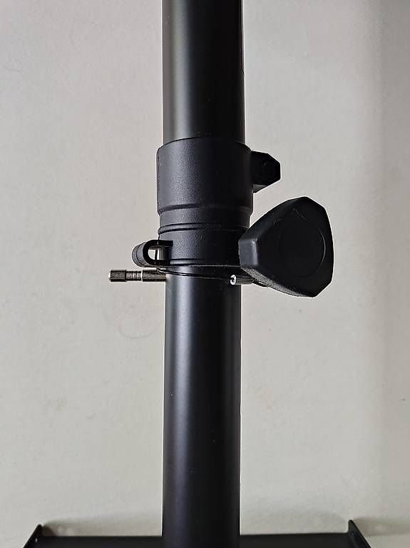 Supporti a parete: Pair de pied + support pour enceintes Vonyx SMS10 – Nuovo (secondo la descrizione) da LAUSANNE venduto da swof 3