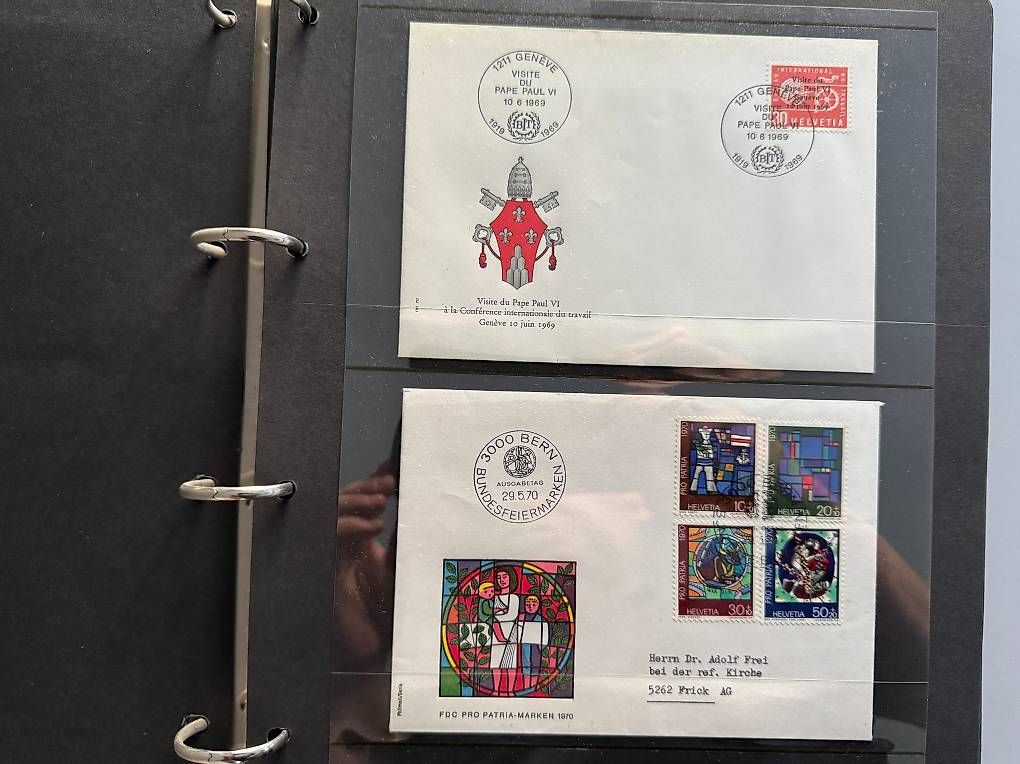 Tous les timbres: Ordner mit 23 Ersttagsbriefen Schweiz – D'occasion à Basel par Chregu07 2