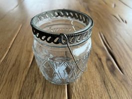 Schönes Teelicht aus Glas mit Muster und Griff / Dekoration