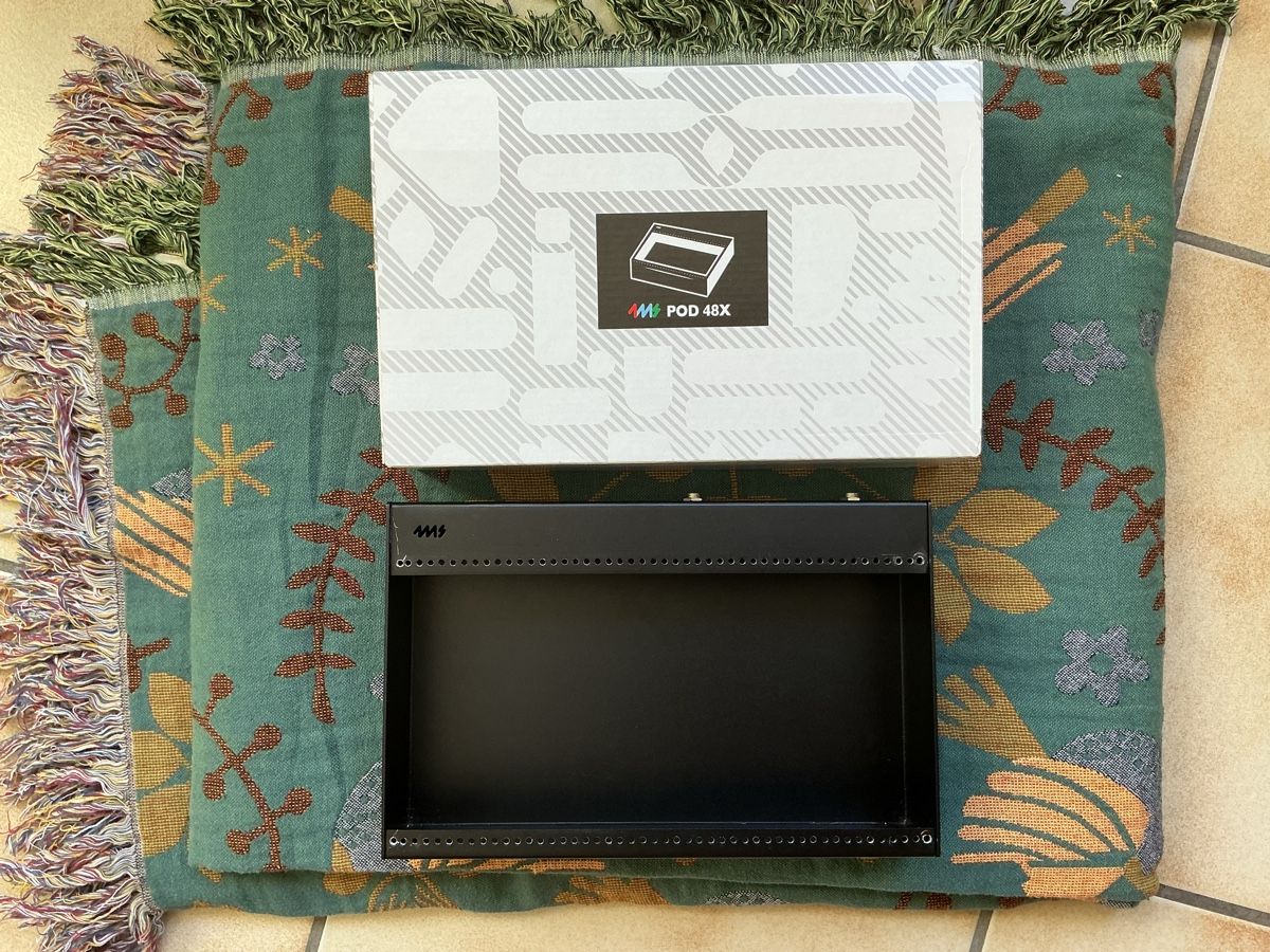 Altri accessori: Mi Pod 48X Rack-Gehäuse mit Netzteil – Usato da Fribourg venduto da Rojas-Stoeckli 1