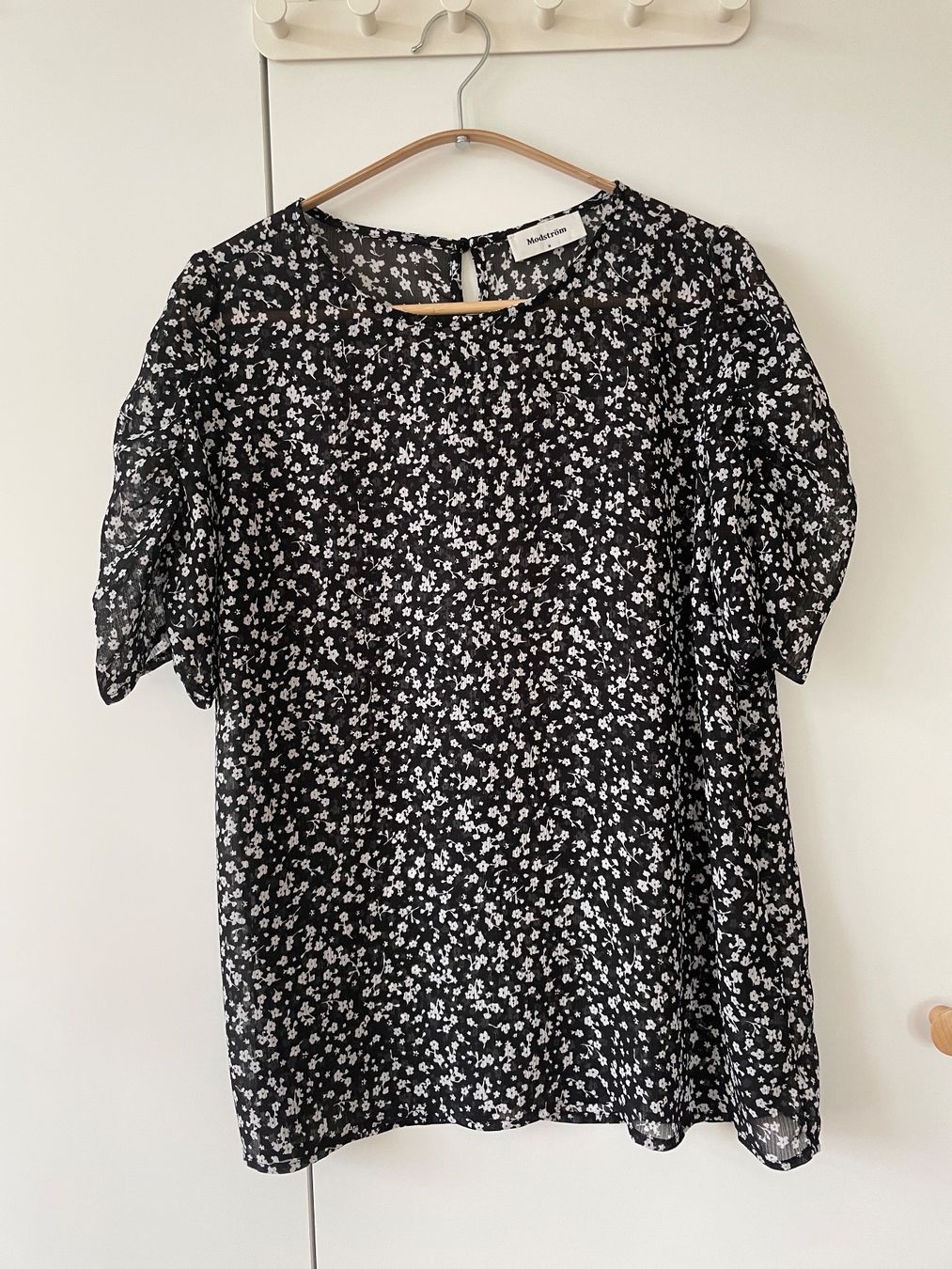 Camicette: Modström Bluse / Top Schwarz mit Blumenmuster – Gr. M – Usato da Neukirch an der Thur venduto da bee88