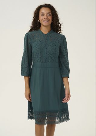 Élégante robe vert forêt avec détails en dentelle, T40