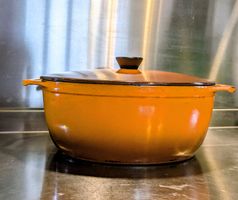 Grosser Bräter aus Gusseisen emailliert orange Vintage