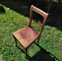 Belle et ancienne chaise en bois 