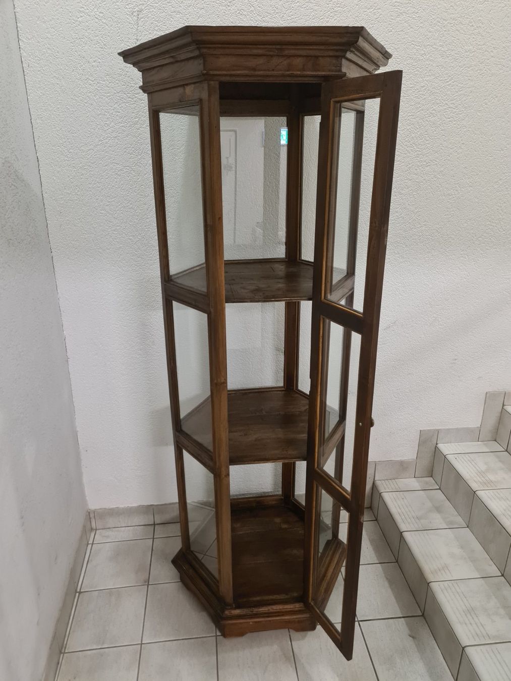 Vitrinen: Vitrine qui appartener a Phil Collins – Gebraucht aus Monthey von 187-zeroo 1