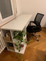 Weisser Schreibtisch mit Rollcontainer und Bürostühl