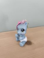 Figurine bébé bleu avec nœud rose