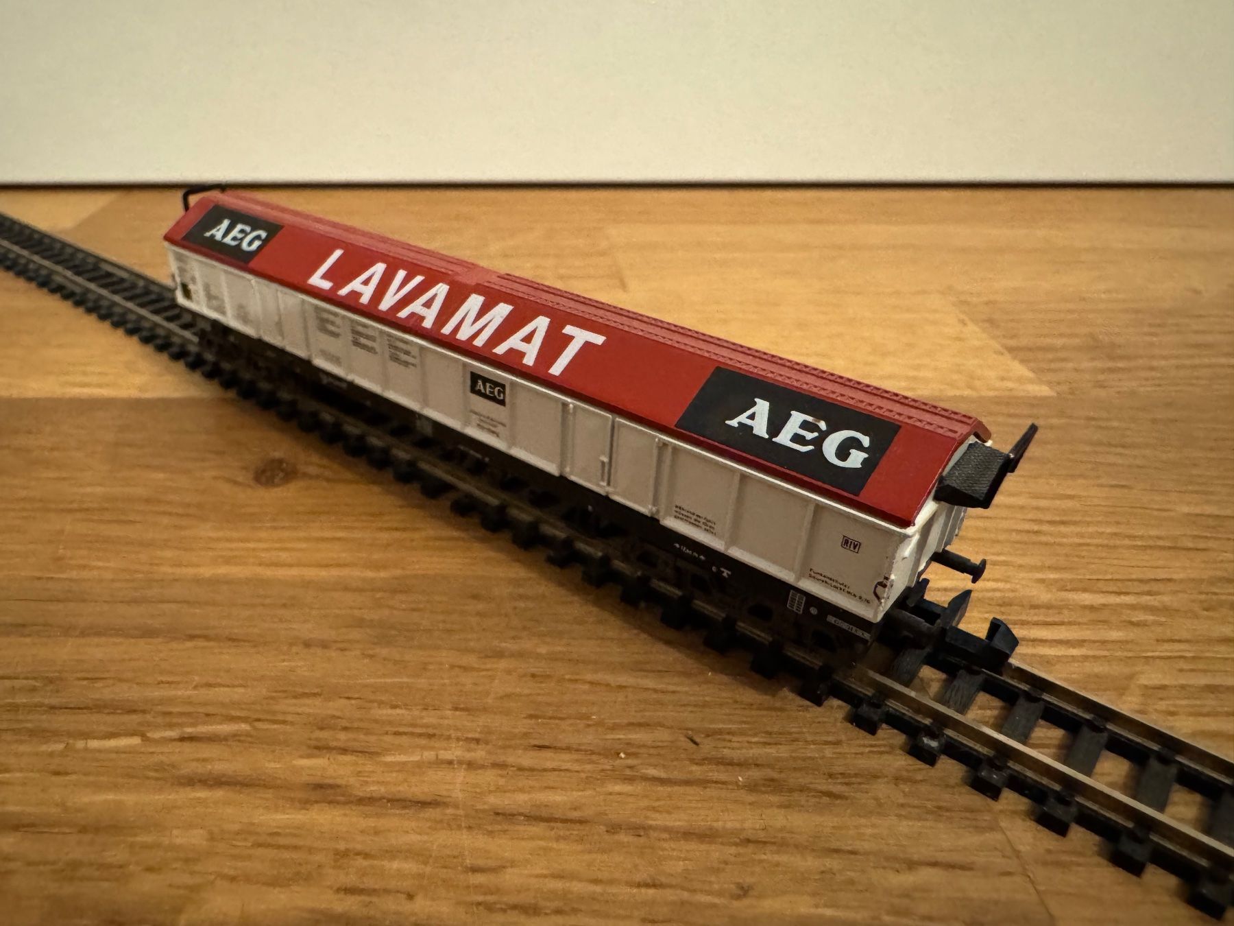 Trix Modelleisenbahnen: Minitrix 3567 Hubschiebedachwagen "AEG" – Neu (gemäss Beschreibung) aus Schlierbach von Look8 1