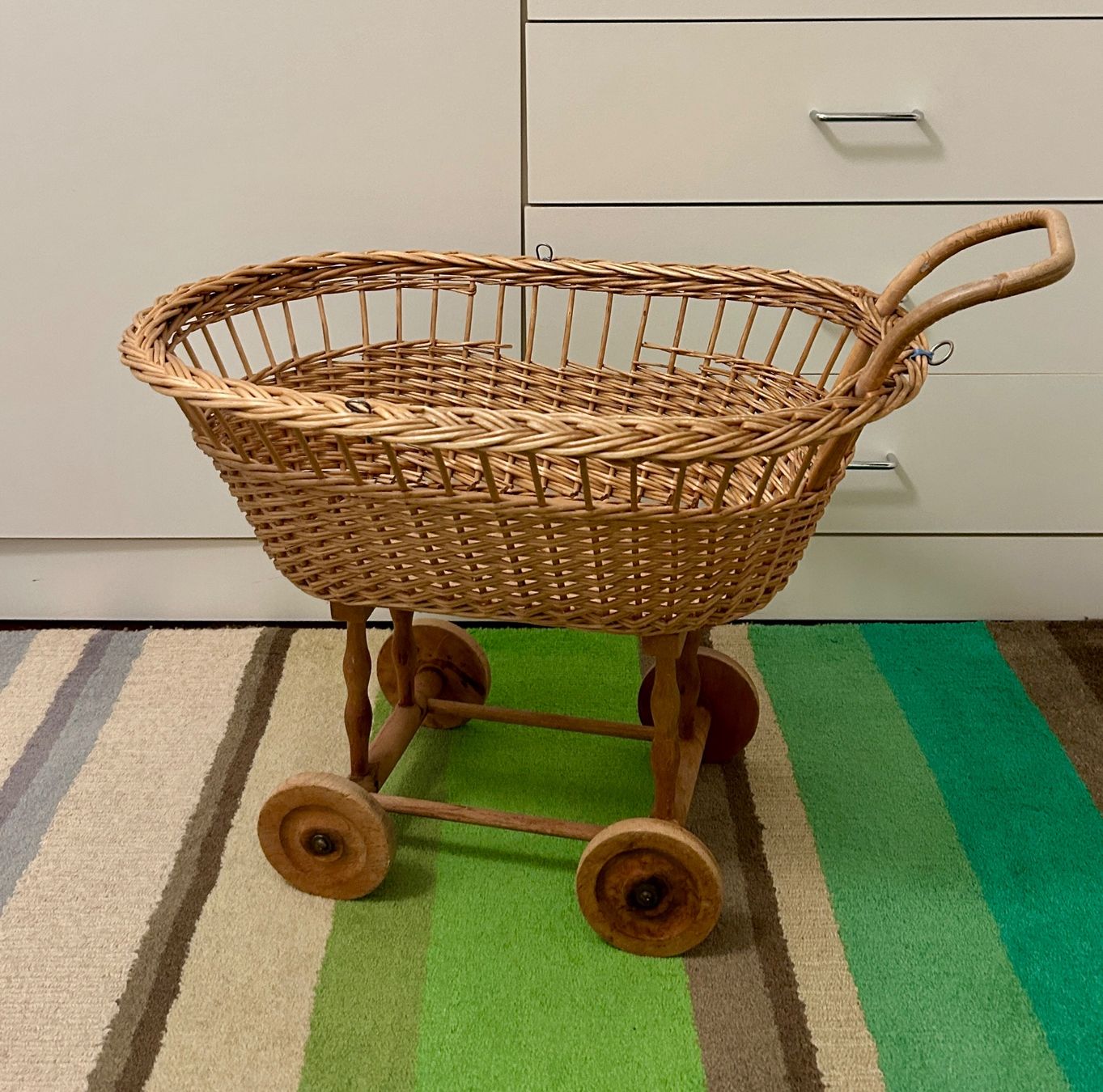 Puppenwagen: Puppenwagen aus Korbgeflecht – Gebraucht aus Zürich von Mary8044 1