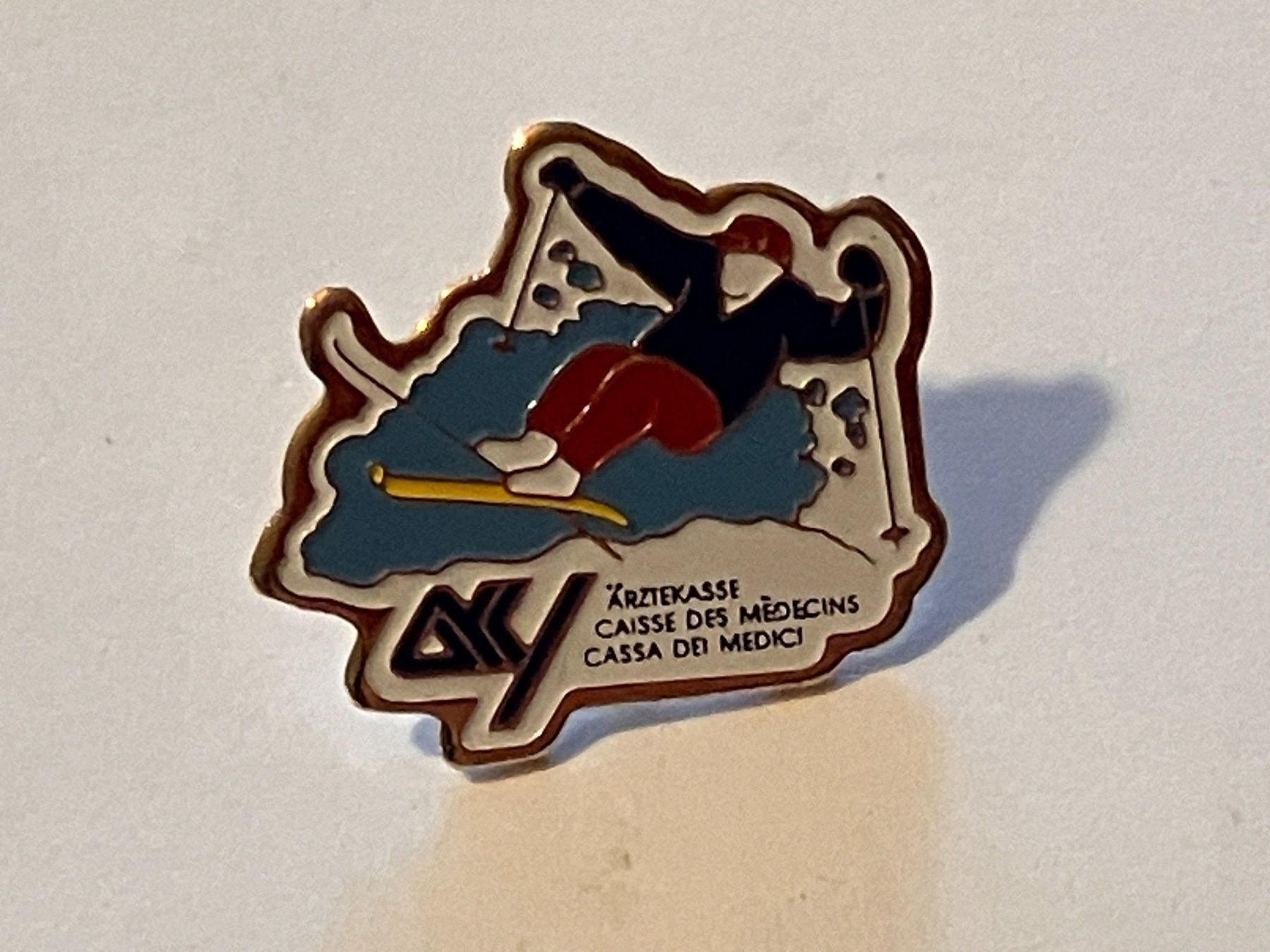 Placchette & Badge: 1 Pin Ärztekasse – Usato da Basel venduto da djwwpp