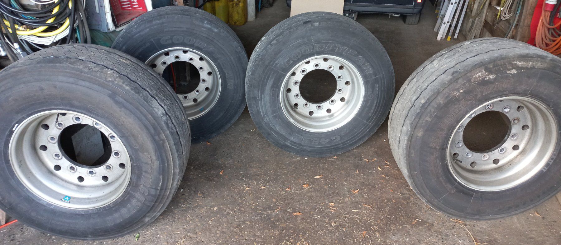 Pneumatici & Ruote complete: LKW-Räder, 4 Scheibenräder 385/65R22.5 – Usato da Vallorbe venduto da SMBS1 1
