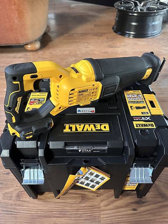 Seghe: DeWalt 18V FlexVolt Akku-Säbelsäge – Usato da Oetwil am See venduto da CarParts 3