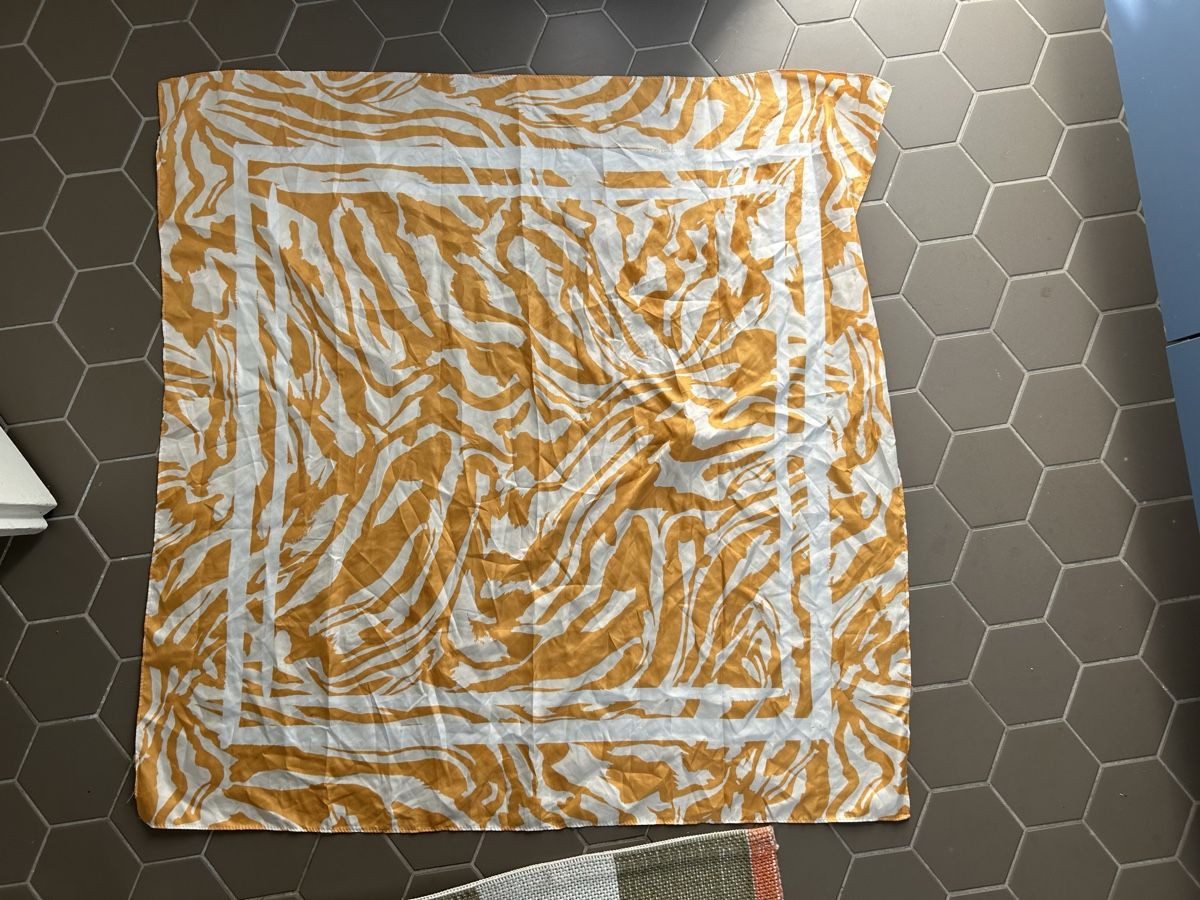 Foulards, Tücher & Schals: Foulard mit Muster – Gebraucht aus Zürich von ori_9dcy 1