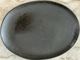 Grosse Servierplatte aus Keramik, schwarz mit Farbstruktur