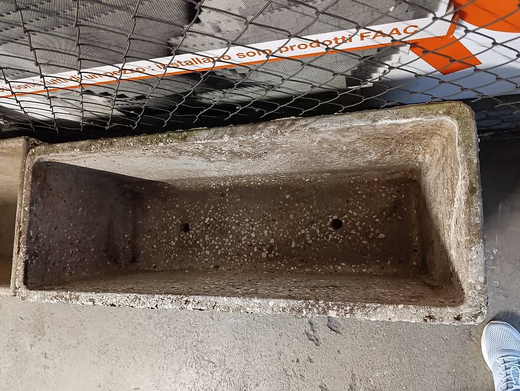 Vasi per fiori: Fioriere in cemento da balcone o giardino  – Usato da Viganello venduto da biz_cp9h 1