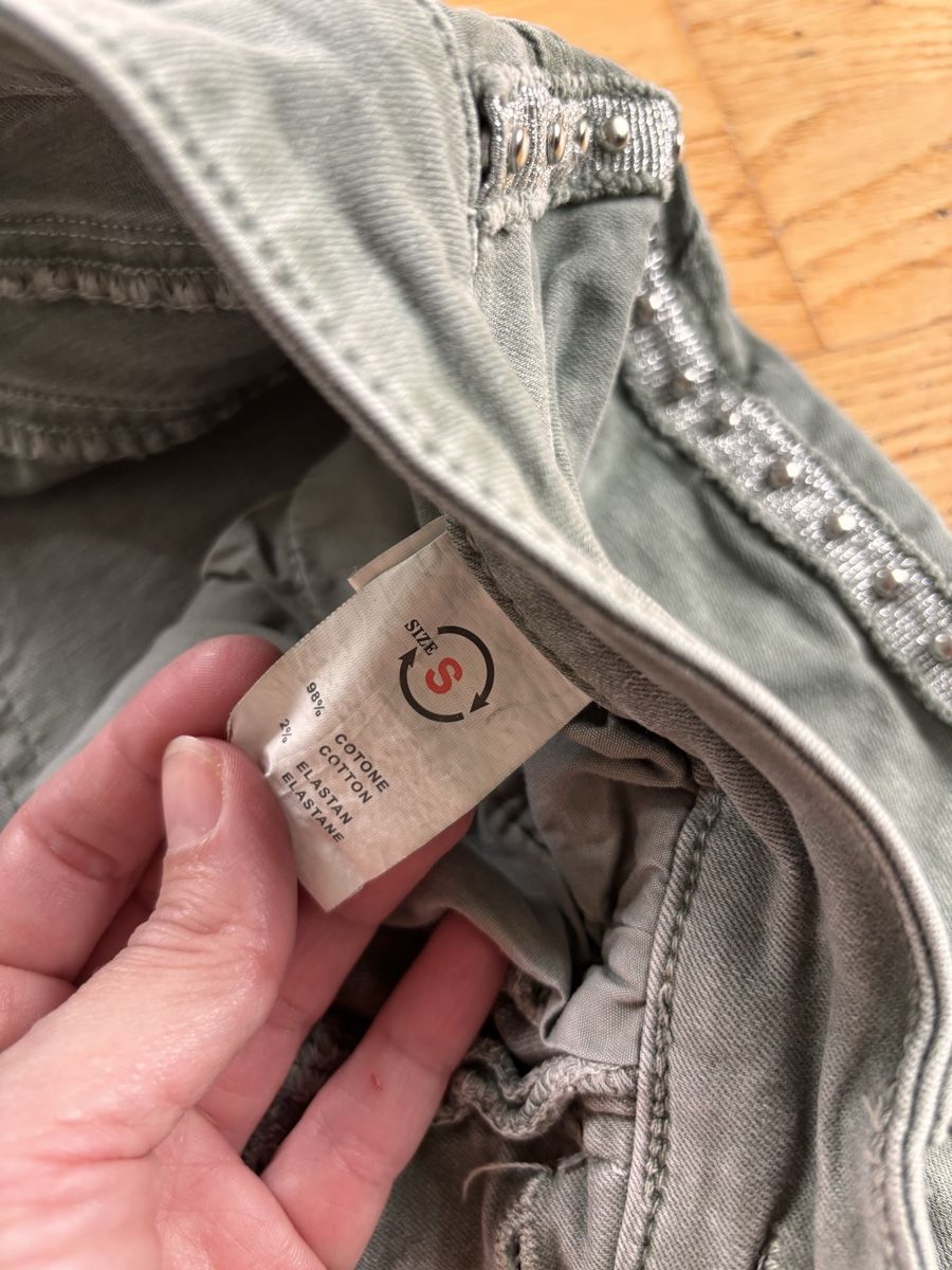 Pantaloni: Damenhose mit Nieten Grösse S – Usato da Arbon venduto da Langbretterer 3