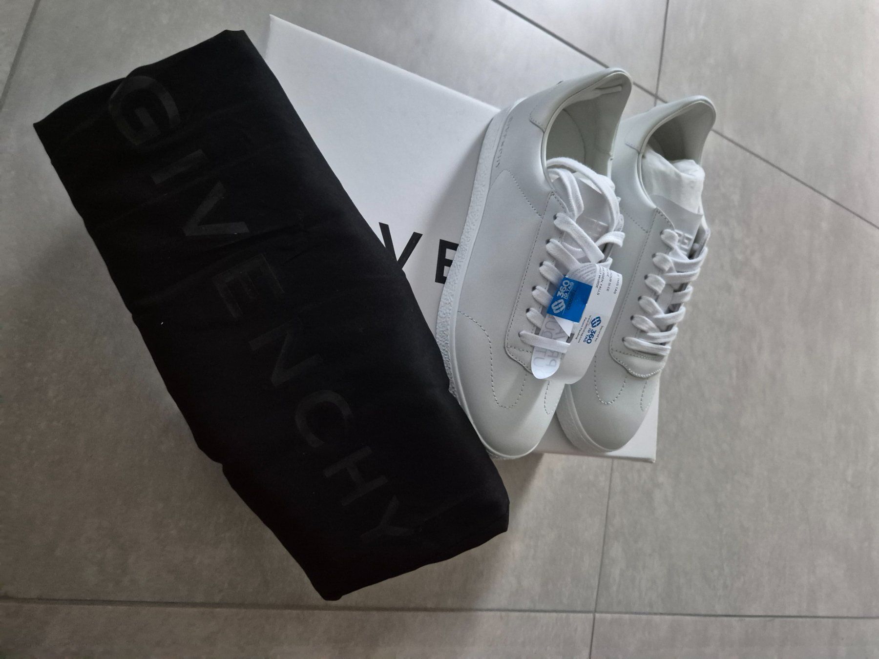 Givenchy Scarpe da donna: Givenchy Baskets Neuves ,Cuir Blanc Été – Nuovo e nell'imballaggio originale da Blonay venduto da Yogavie 1