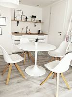 Runder Tisch und 4 Stühle