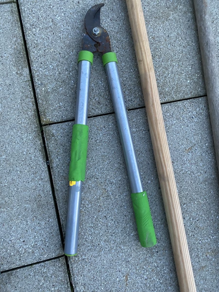 Tutti gli attrezzi: Gartenhelfer Set: Rechen, Hacke, Astschere – Usato da Weinfelden venduto da MariaTG 2