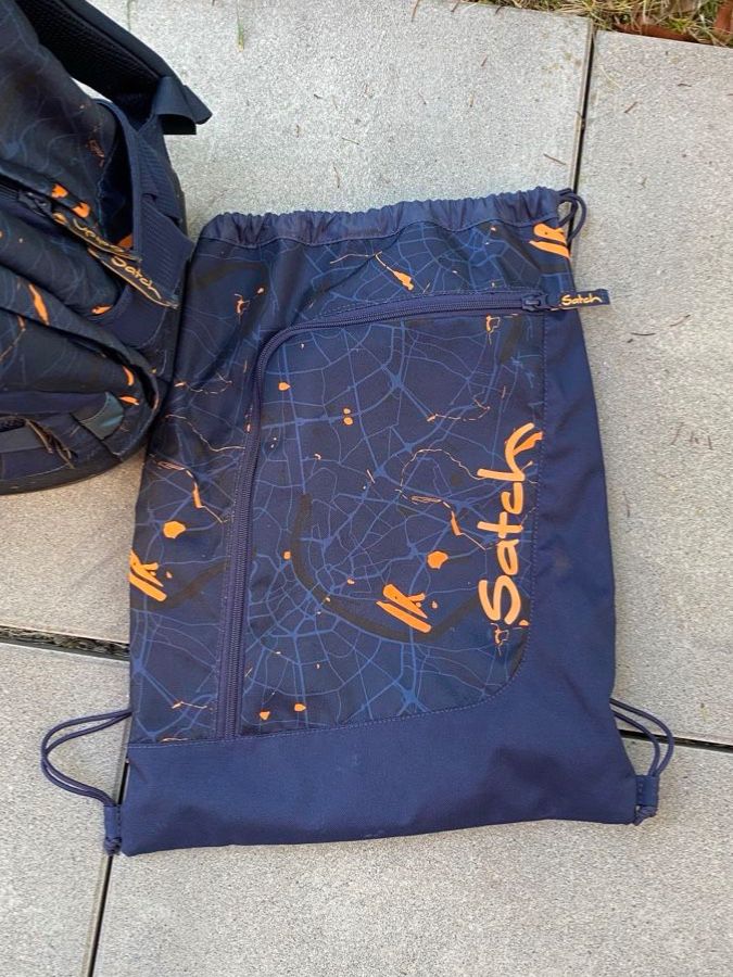 Satch Borse & Zaini: Satch Rucksack mit Turnbeutel dunkelblau orange Muster – Usato da Effretikon venduto da Rodilebe 1