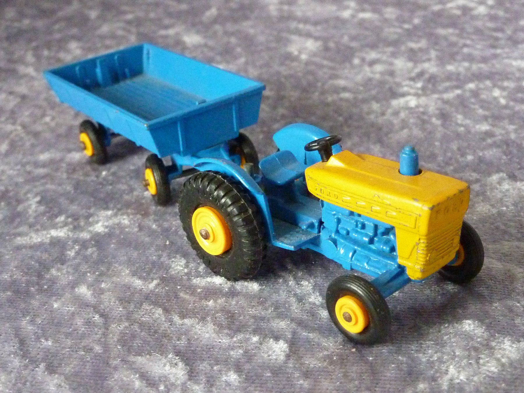 Matchbox Modellini d'auto: Ford Tractor mit Anhänger 1:64 – Usato da Dürrenäsch venduto da Cobra1ch 1