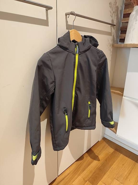 Jacken & Mäntel: Super schöne Softshell Jacke 140 – Gebraucht aus Kriens von ertus 1